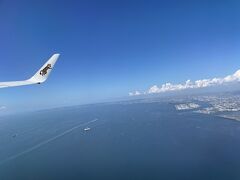 上空からは東京湾も綺麗に見えます。
あれはアクアラインの「風の塔」ですね。