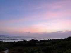 夕飯後には夕陽を見に宮里海岸へ