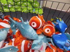 水族館のギフトショップ
ニモ、ドリー、サメ・・・
