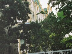 ご近所の旧郵便貯金局へ。ジョルナイタイルがキレイな建物です。
通りの樹木が鬱蒼として、建物がよく見えな～い。