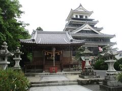 お城のすぐ前に建つ奥平神社。
そんなに規模は大きくなくて、町の神社のお社ぐらい。

中津藩の最後の大名家となった奥平氏。
その祖先をお三方祀る神社です。

大きなお城とちっこいお社。
以外にその対比が面白いなぁって(〃'▽'〃)