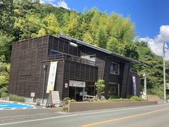 ３２＜ゆるキャン▲ロケ地⑦　日本茶 きみくら本店へ到着＞
御前埼灯台から約40分ほどで、掛川の「日本茶きみくら本店」へ到着。ここは、静岡県内を中心に全国各産地からこだわりのお茶を取り揃えて販売している日本茶専門店。リンは、入り口近くにバイクを駐める。