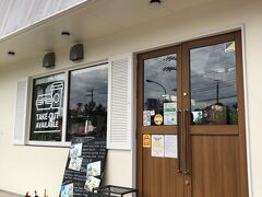 甘い物が食べたくて、通りがかりに見つけたお店に立ち寄ってみました。
《haleʼaina HOA（ハレアイナ・ホア）》さん
テイクアウトも出来るようなので入ってみます。