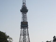 旭川から朝一の札幌行きに乗車すると、札幌からの釧路行きの始発に実は間に合うのですが、ここでは急ぐ旅程でもないし、スマイルクーポンを使い切らなければならないので、取り敢えずはお買い物に出かけましょう。

青空に映えたさっぽろテレビ塔が美しいですね。