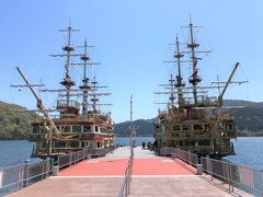 神奈川・元箱根「桃源台港」B2F

箱根海賊船のターミナル「桃源台港」の写真。

写真右のゴールドの船が一番新しい箱根海賊船「クイーン芦ノ湖」号、
写真左の赤い船が箱根海賊船「ロワイヤルⅡ」号になります。

こちらにはありませんが、もうひとつはネイビーの箱根海賊船
「ビクトリー」号。

ずーっと前に乗ったことがあります。その日はお天気がいまいちでした。