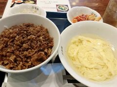 別の日のランチ
三幸園さんで焼肉丼♪
すみっこに座ろうとしたら、もっと広く使っていいのよ～とマダムが優しかったです
お肉柔らかで美味しかったです！