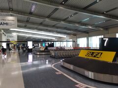 伊丹空港の手荷物受取所には、広告用デジタルサイネージが配置されています。