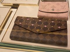 プレゼント買って
空港へ向かいます

旦那さんの財布が壊れたので新しく新調
※写真の財布ではありません
