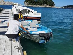 浄土ヶ浜マリンハウスで申込をして「青の洞窟遊覧」に参加します。時間は20分で1人 1,500円です。支払を済ませたら、カッパえびせんをくれました。なぜ？

待ち時間40分位とスタッフさんが言っていたのですが、次の出発の3人乗りにひとり分の空きが有り、直ぐに乗れました。ライフジャケットを着てヘルメットを被り、さっぱ船に乗ります。