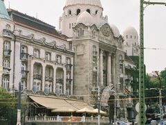 腹ごなしができたら、温泉へＧＯ♪
この時のゲレルト温泉はキャビン(個室)を借りてお一人さま2000フォリント。カギは係りの人が開閉する、という方式でした。
当時はまだ温泉は男女別で、裸での入浴も可。古いガイドブックに載っている「エプロンのような前を隠すものを付けているヒトもいる」という時代。