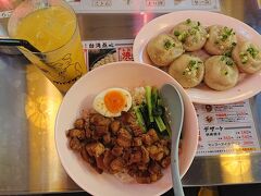 セットメニューを注文。
小籠包(1人分3個)、ルーロン飯、ドリンクで￥1,050。