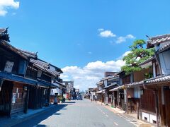 梅山駅からは徒歩7分ほどで、"うだつの上がる町並み"に到着です。　

「うだつ」とは、火災の際、隣家からの類焼を防ぐための防壁の事を呼びます。　商人の権威の象徴としての意味も含むようになったので、儲かっているお金持ちの商人の家には「うだつ」が上がっていたことから、「うだつがあがらない」(=出世できない・金銭に恵まれない)という言葉の語源にもなったそうです!　こういう日本語の歴史って興味深いなぁ。