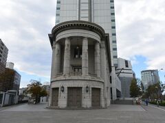 YCC横浜創造都市センターは、旧第一銀行横浜支店だった(後に横浜銀行本店）銀行建築です。設計は第一銀行を多く手掛けた西村好時。

トスカナ式のオーダーの半円のバルコニーが美しいですね。
ローマ式の柱が並ぶのは銀行建築の定番ですが、バルコニーにするというのはとてもユニークだと思います。