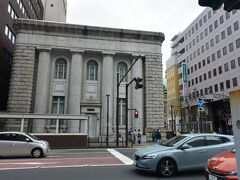 こちらのは馬車道大津ビルの横、本町通と馬車道の交差点に建つ旧富士銀行横浜支店

で、現在は東京芸大の施設の一部となっているようです。

太い柱が印象的。コンクリート造りで、石造りではありません。