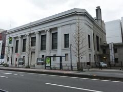 三井住友銀行横浜支店は三井銀行横浜支店として建てられた建物で、三井銀行から合併を経て、三井住友銀行と名前は変わっていますが、本町通で唯一、建設当時と同じ銀行が高層化などの改築もなしに、同じ建物で営業をしています。
