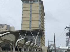 ゆいレール旭橋駅下車、すぐ近くにあるリーガロイヤルグラン沖縄に宿泊します。
駅からホテルまで屋根がついているので雨に濡れる心配はありません。