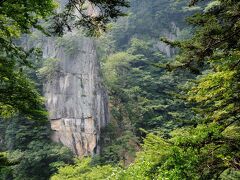 楯岩橋の袂から遊歩道が続いていたので、そこへ入ってみると、途中の木々の間から、鬼怒川温泉の象徴である楯岩を見ることができた。
この岩は、一枚岩で、高さは約１００ｍあるそうだ。