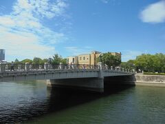 元安橋
　*正面が　 平和記念公園
https://www.city.hiroshima.lg.jp/site/hiroshima-park/7480.html
　*見えている建物　レストハウス（被爆建物）
https://hiroshima-resthouse.jp/