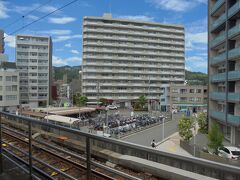 　お好み焼き「みっちゃん」　正面の建物1階にあります。