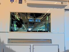 調布駅地下化の影響か、運転席の遮光幕が上がったのは、
府中駅に運転停車中でした
そこからは前面と側面展望を堪能しました
