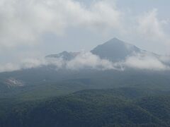 羅臼岳の雄姿がその全容を見せる。