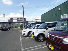 フラノマルシェの駐車場へ到着！　結構車は多いですね。おそらく道内からの方と、観光の方のレンタカーで　という感じでしょうか。