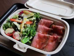 ご覧のように全てテイクアウトできる容器です。お店が混んでいても外で食べられるので安心です。上士幌と言えば牧場、牛。そこで外せないのが「ナイタイ和牛のローストビーフ丼」です。私は元来、ローストビーフはあまり好きではないのですが、これはおいしい。肉が新鮮、炙り方が絶妙、タレの甘さや辛さが肉に馴染んでご飯にもピッタリでした。