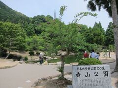 食後は歩いて香山公園・瑠璃光寺へ