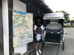 萩の城下町では歩いて散策の予定ですが足の悪い母なので
人力車で周る事にしました
