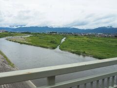 バスは、石和温泉駅でも乗客を拾い、｢御坂みち｣を通って河口湖へと抜けていきます。途中、笛吹川を渡りました。。
