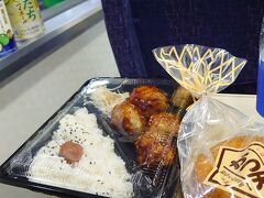 徳島駅では駅弁が売ってないので、からあげ屋さんでヤンニョムチキン弁当をテイクアウト。かつ天と徳島発祥の大塚製薬のポカリスエット、すだちハイボール、すだち冷酒をいただきながら、列車は進みます。