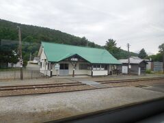 布部駅。緑の屋根が印象的です。