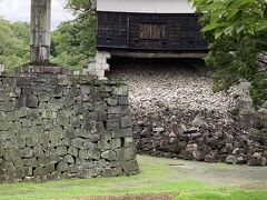 地震の爪痕がまだ残っていました。
早く修復が終わるといいな。