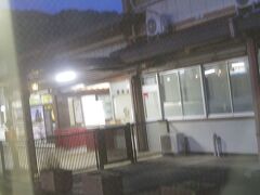 山口駅行きの列車に乗っていますが津和野駅で暗くなってきました。