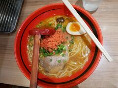 店に入るとちょうどラーメンが来たところだった。
ギリギリセーフ！
注文したのは「えびみそ、そのまま、細麺」。
えびの風味がすごい！
ラーメンに乗っているピンク色のがめっちゃ美味しい！
食べたことない味だけど美味しい！
これは何？と思ったらえび風味の天かすらしい。
これ売ってたら買っちゃうと思う。