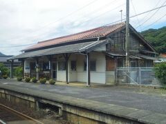 次の於福駅も同じく跨線橋があり、駅舎前に植木鉢が綺麗に並んでいました。木造駅舎も似ているが、こちらは改修してる感じがあり後で調べると、2013年に改装して駅舎は「於福地域交流ステーション」としても使用されているそうです。