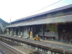 厚保駅も通学路にありそうな跨線橋と駅舎前のプランターがある駅で、自転車も並んでいました。後で調べてみると、2013年に駅舎を改装し「厚保　地域交流ステーション」としても使用されているそうです。ちなみに簡易委託駅だったが2019年10月から終日無人駅になったそうです。