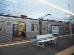 村山駅です。反対方面の普通列車が待っていました。お客さん、まあまあ乗っているな。