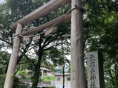 今日は宮崎まで移動なので午前中に観光です。
天岩戸神社へやって来ました。
あまり混んでなくて駐車場もすんなり停められました。