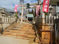 　右手に行くと

元々観光客がぐっと少なくなるところ

天神泉源と　天神社

坂を少し上るけど　石段はこれだけですから
