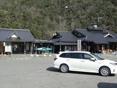 道の駅があります

兵庫県内でも　一番田舎の　一番小さい　道の駅  鮎の郷 矢田川です