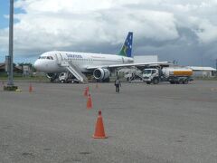ガダルカナル島のホニアラ国際空港に到着しました。

写真は、ソロモン諸島の航空会社ソロモン航空の機体です。