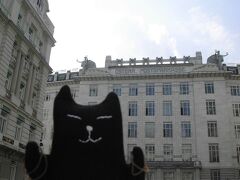 オットー・ワーグナー設計の郵便貯金局。輪っかを持った女性像をまねて輪っかを持ってパチリ。