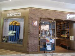 次のお店はちょっと高級感がある店構え。ポップコーンのお店のようです