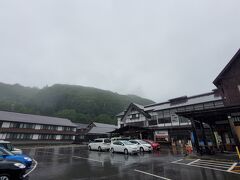 青森駅行きのおいらせ号は、途中「蔦温泉」でトイレ休憩を取り、谷地温泉や猿倉温泉を経由して酸ヶ湯温泉に到着しました。

酸ヶ湯温泉旅館は私の想像より遥かに巨大で、駐車場も広く、お土産物屋さんや食堂、カフェも有る温泉施設でした。宿泊棟も広く、予約が取りづらいと思っていたのに、あっさり予約出来た事が理解出来ました。