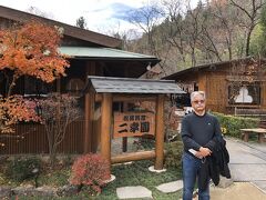 北向観音から畑の中を東に進み、小高い丘を登っていくと中腹にある二幸園。
今回予約した松茸料理の店だ。