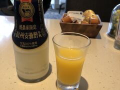 エクシブ軽井沢のイタリアンダイニング「ルッチコーレ」の朝食。
スタートは、いかにも高級そうな信州安曇野牛乳と搾りたてのオレンジジュース。