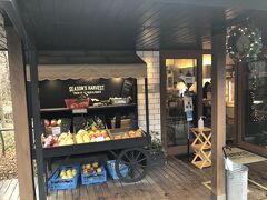 ネットで目星をつけたハーベスト ナガイファーム 軽井沢店。
店頭には地元産の野菜と果物。