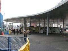 「巨大なしゃもじ」と評されることもある熊本市電熊本駅前停留場の大屋根。