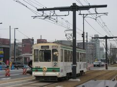熊本駅前を走る熊本市電のベテラン車輌。